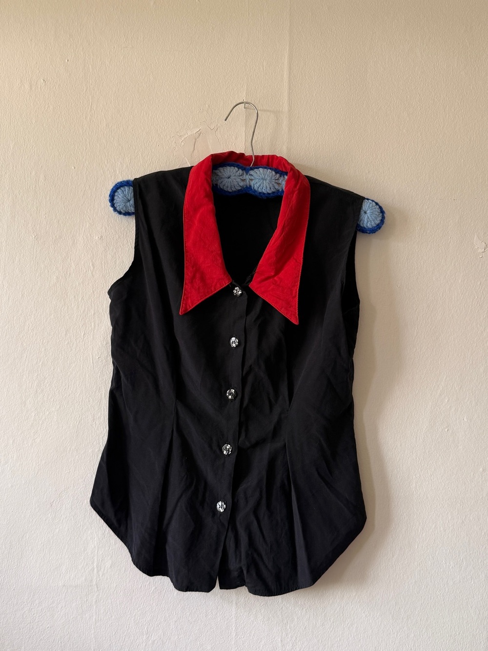 VINTAGE Prima Donna Sportswear Sleeveless Blouse — Black w/ Red Collar